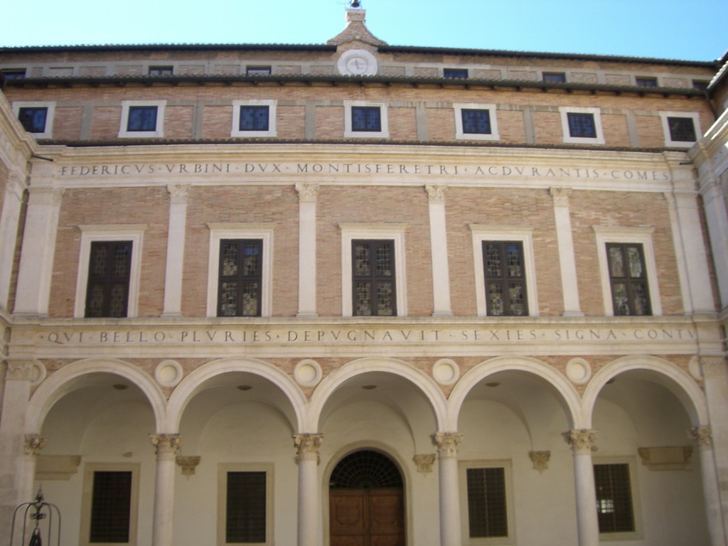 Urbino ドゥカーレ宮殿　中庭①